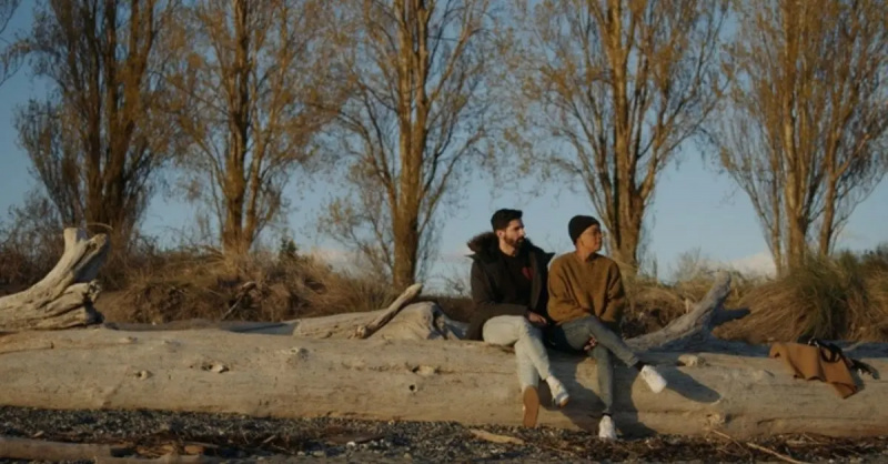 Ashleigh Warren e Krishnanand Kelkar sentam-se juntos ao ar livre no Max's 'Swiping America'