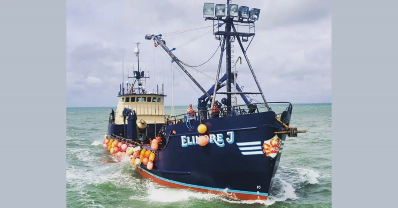 外海を航行する F/V エリノア J