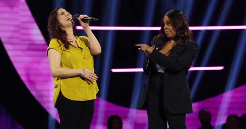 Lis 和主持人 Niecy Nash 在“让's Get Physical!" episode on 'Don't Forget the Lyrics!'
