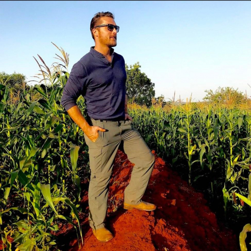 Chris Soules egy kukoricaföldön.