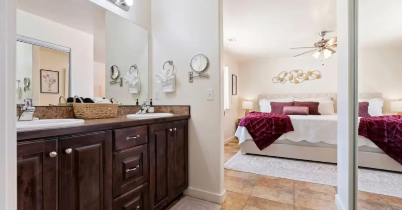 Jedna z sypialni w Christine's Moab townhouse rental in Moab.