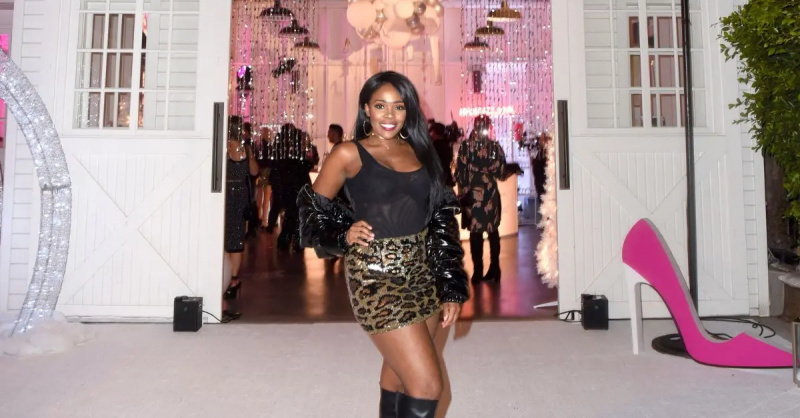 Jasmine Goode pozează în fața Erika Jayne's Shoe-Dazzle event