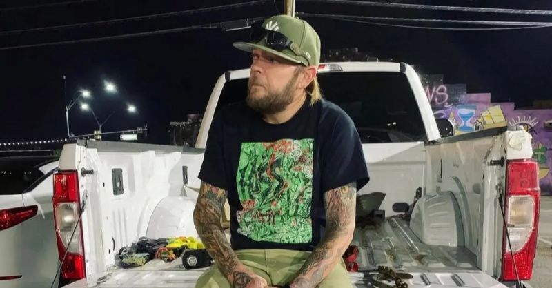 Corey Harrison en un camión
