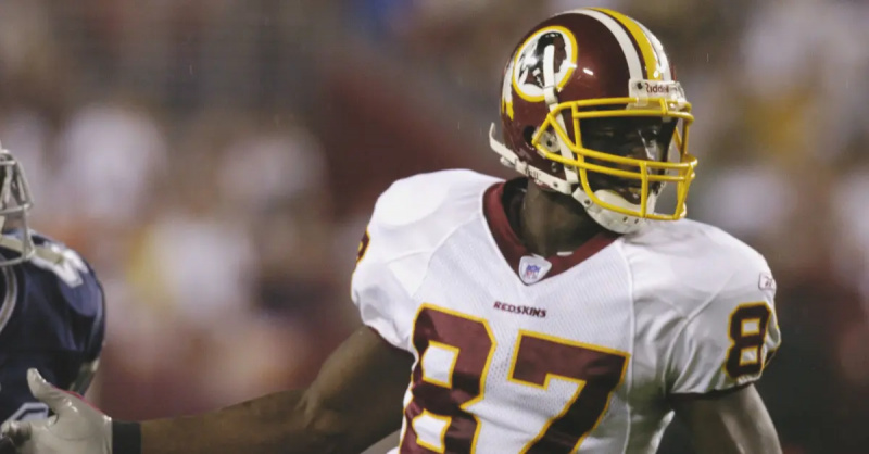 Rod Gardner mencari umpan selama pertandingan Commanders-Cowboys di FedEx Field, 27 September 2004 di Maryland.