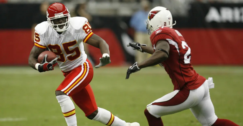 Penerima lebar Kansas City Chiefs Rod Gardner berlari sejauh beberapa yard setelah menangkap bola.