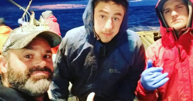 Matt Bradley iki arkadaşıyla selfie çekiyor'Deadliest Catch' crew members