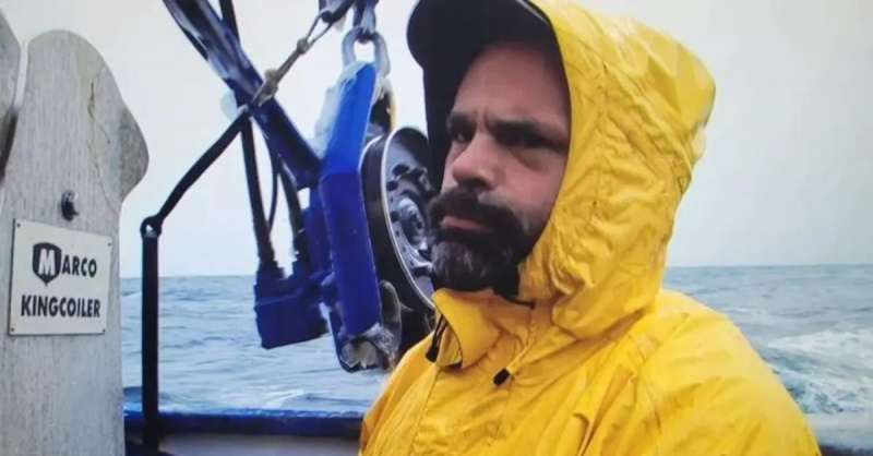 Matt Bradley sarı yağmurlukla endişeli görünüyor'Deadliest Catch'
