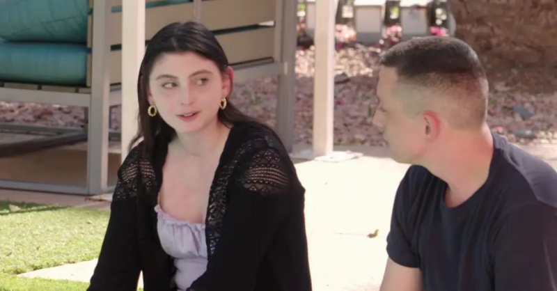 Bianka ir Danielis's cousin sit by a pool together on Love After Lockup