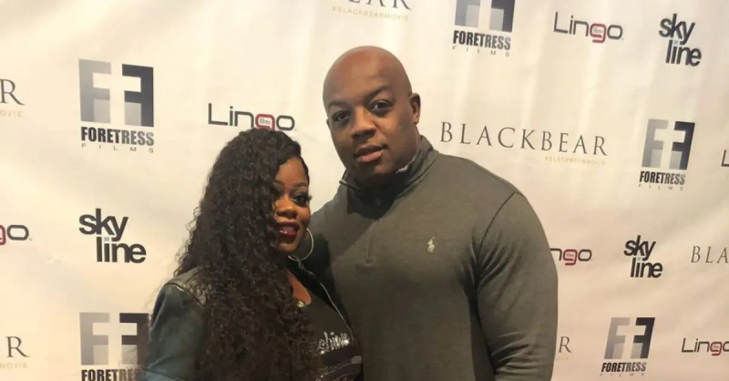 (da sinistra a destra): Tamika Scott e Darnell"Bigg" Winston posing at an event.