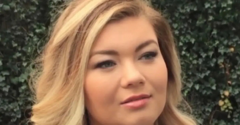 Amber Portwood pózuje s neutrálnym výrazom pred krovinatým pozadím