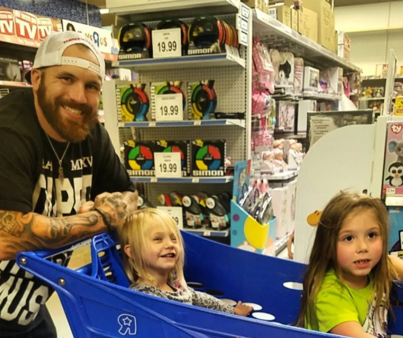 Адам Лінд робить покупки в Toys' R Us with two of his daughters.