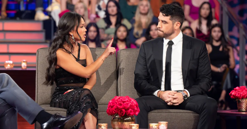 Jenn Tran aponta o dedo e discute com Devin Strader durante"After the Final Rose."