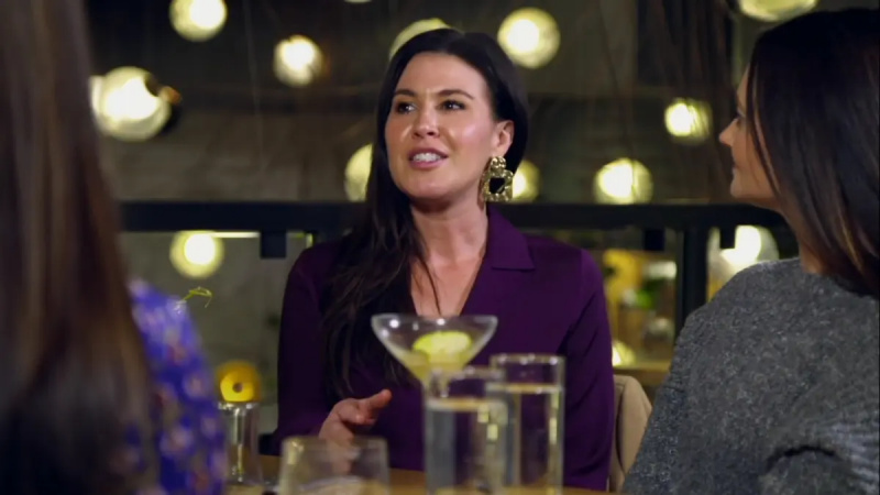 Chloe conversa com suas amigas em um restaurante no MAFS