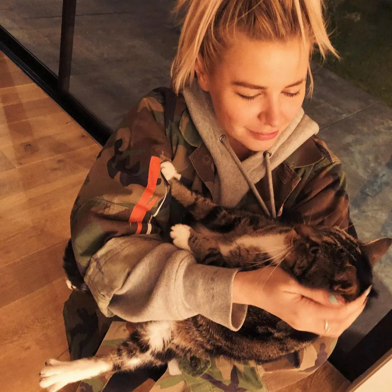 アリアナ・マディックスと彼女の猫