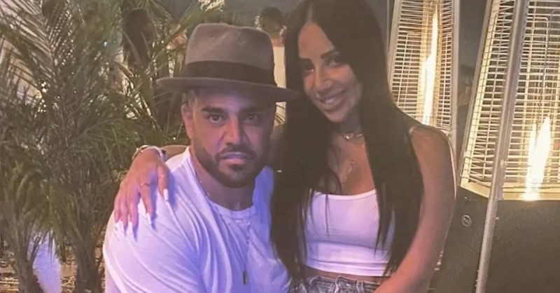   Paulina Ben-Cohen sedí na Mike Shouhed's lap when they were dating.