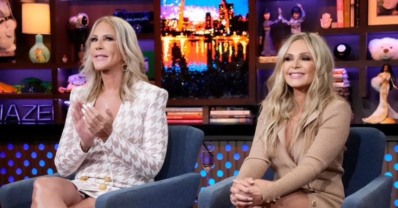 (l-r): Vicki Gunvalson dan Hakim Tamra aktif'Watch What Happens Live' in 2022.