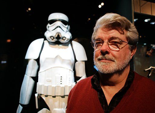 Na této souborové fotografii z 22. října 2005 filmař George Lucas pózuje před výstavou Stormtrooperů v Muzeu vědy v Bostonu. (AP Photo/Winslow Townson, soubor)
