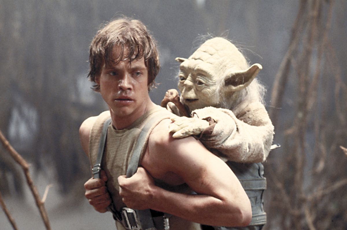 SOUBOR – Tento obrázek poskytnutý společností Lucasfilm Ltd. ukazuje Marka Hamilla jako Luka Skywalkera a postavu Yodu ve scéně z filmu z roku 1980
