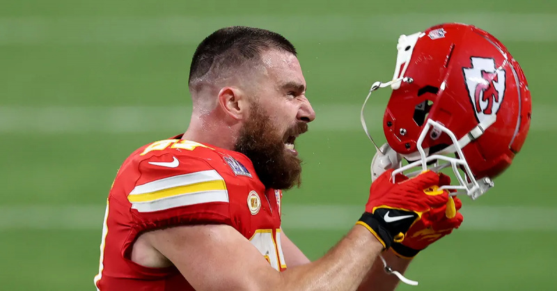 Travis Kelce křičel na Andyho Reida během Super Bowlu a Už je to meme