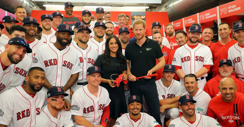 Meghan Markle y el príncipe Harry con los Boston Red Sox en 2019.