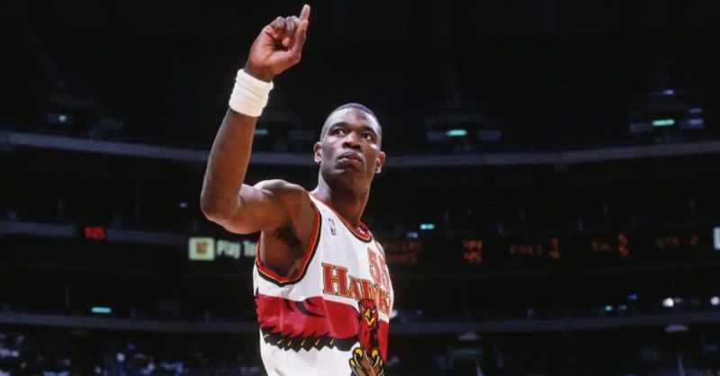 Dikembe Mutombo remue le doigt pendant ses années de jeu avec les Hawks d'Atlanta.