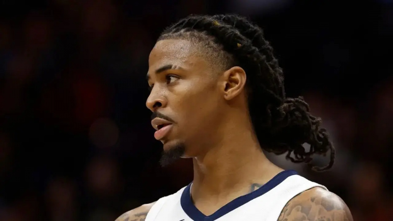 Memphis Grizzlies'in 12 numaralı oyuncusu Ja Morant, New Orleans Pelicans'ı oynarken bakıyor