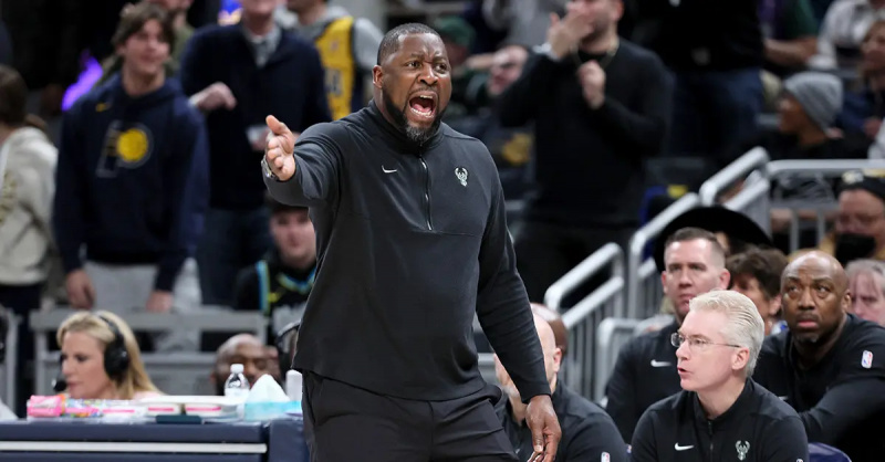 Adrian Griffin țipând în timpul unui joc împotriva Indiana Pacers.