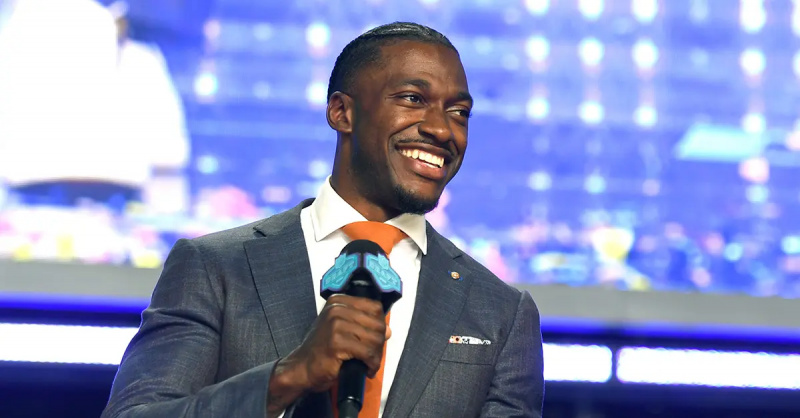 罗伯特·格里芬三世 (Robert Griffin III) 在 2022 年 NFL 选秀期间发表评论。