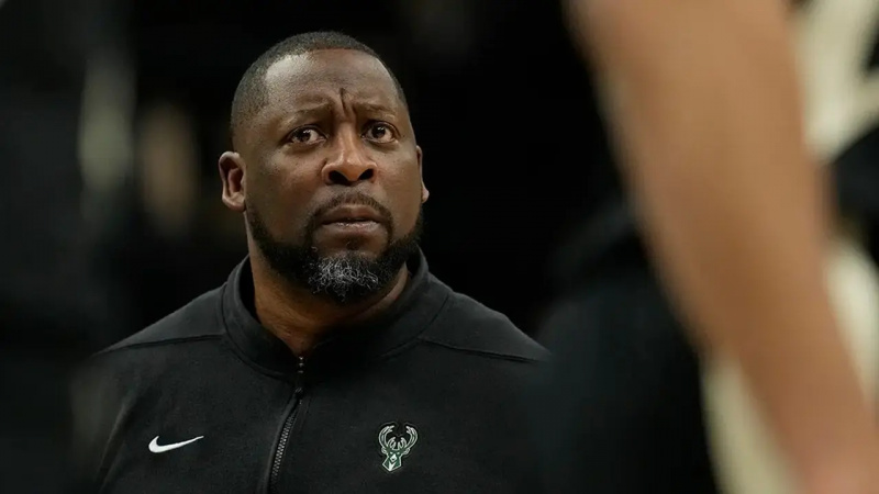 Adrian Griffin se uită în prima repriză împotriva lui Golden State Warriors la Fiserv Forum pe 13 ianuarie 2024