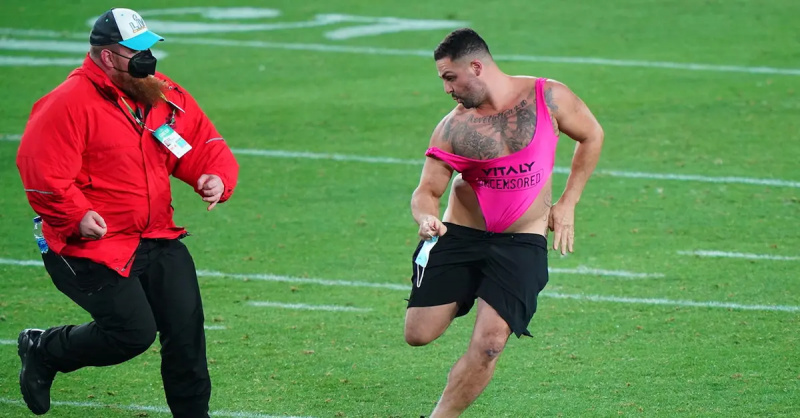 Vy över streaker som springer på planen under Kansas City Chiefs vs Tampa Bay Buccaneers match på Raymond James Stadium 2021