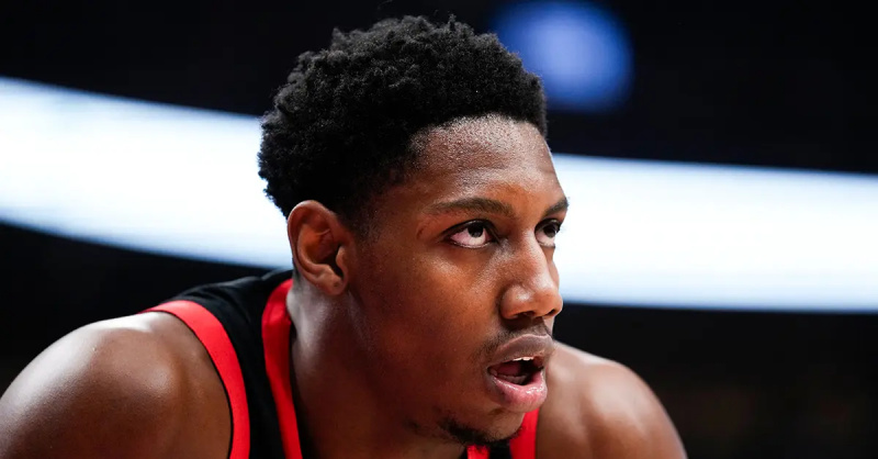 RJ Barrett se dívá proti Cleveland Cavaliers během první poloviny jejich basketbalového zápasu 10. února 2024
