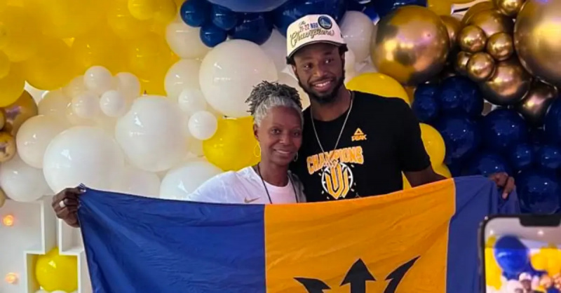 Andrew Wiggins feiert mit seiner Mutter Marita-Payne Wiggins die Warriors 2022 NBA Championship.