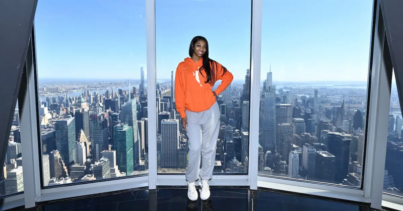 Angel Reese i Empire State Building