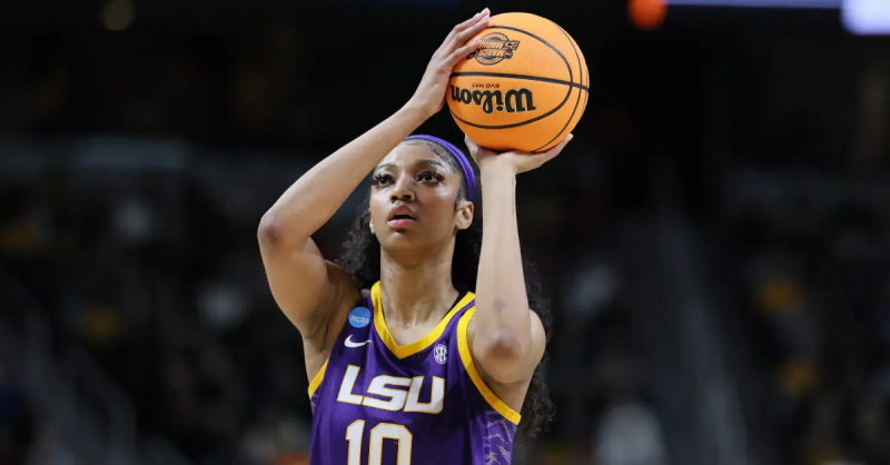Angel Reese skjuter bollen under matchen mot Iowa Hawkeyes i NCAA Women's Basketball Tournament on April 1, 2024.