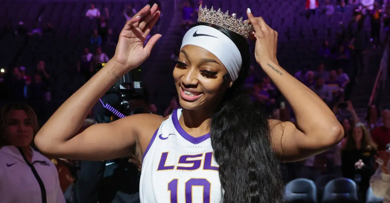 Angel Reese får en krona när hon presenteras inför en match under Naismith Basketball Hall of Fame Series den 6 november 2023 i Las Vegas.
