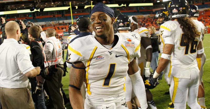   Tavon Austin เฉลิมฉลองเวสต์เวอร์จิเนีย's win against the Clemson Tigers on Jan. 4, 2012, in Florida.