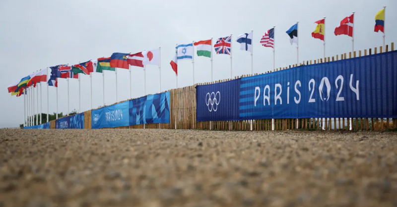Une vue générale des drapeaux nationaux des pays concurrents et du logo Paris 2024 avant les Jeux Olympiques de Paris.