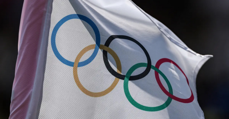 Une photo montre un drapeau avec les anneaux olympiques aux Jeux olympiques d'été de Paris en juillet 2024.