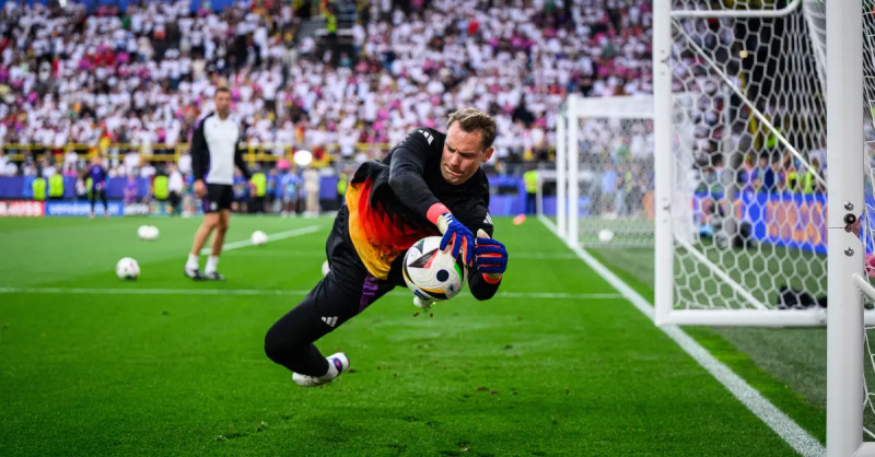 Manuel Neuer calienta antes del partido de la UEFA EURO 2024 entre Alemania y Dinamarca el 29 de junio de 2024.