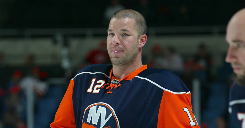 Chris Simon #12 dari New York Islanders terlihat selama pertandingan NHL melawan New Jersey Devils pada 20 Oktober 2007