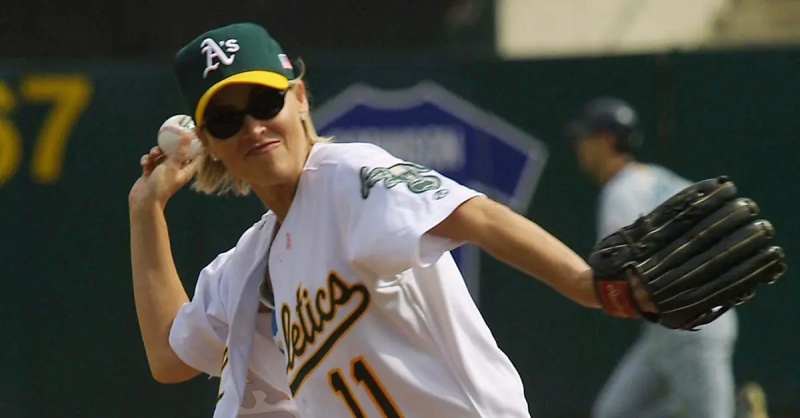 Sharon Stone kastar öppningsplanen mot ett A's game in 2001.