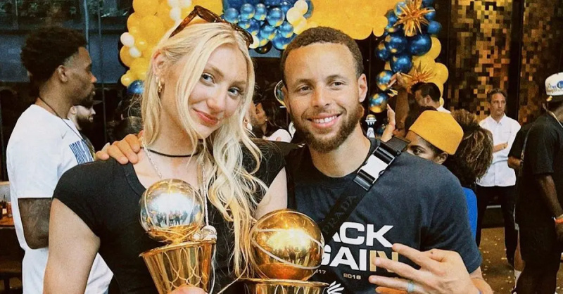 Stephen Curry ve Cameron Brink kupa tutarken gülümsüyor