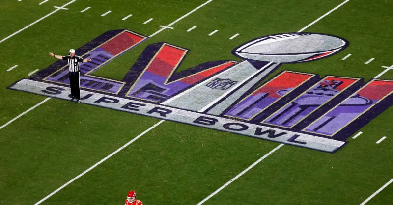 Los cascos de la NFL dicen que elija el amor en la parte posterior, pero ¿qué significa esa frase?