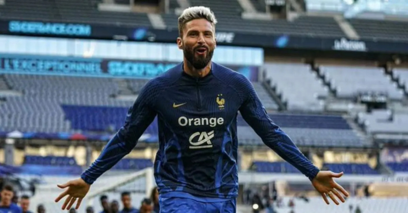 Il campione della Coppa del mondo Olivier Giroud nel bel mezzo di una partita.