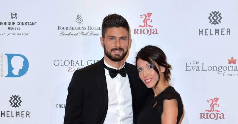 Olivier e Jennifer Giroud posano sul tappeto rosso.