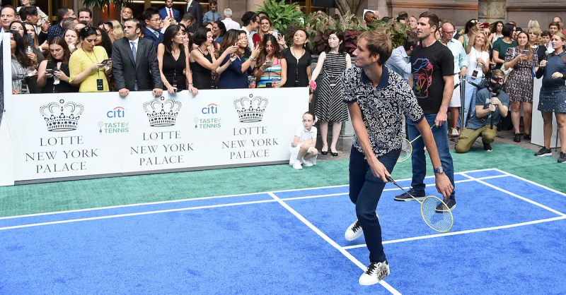 Os jogadores de tênis Medvedev e Sabalenka competem por ninguém - onde estão suas bandeiras?