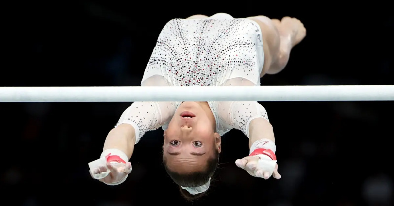 Kaylia Nemour de l'équipe d'Algérie participe à la gymnastique artistique féminine's Uneven Bars