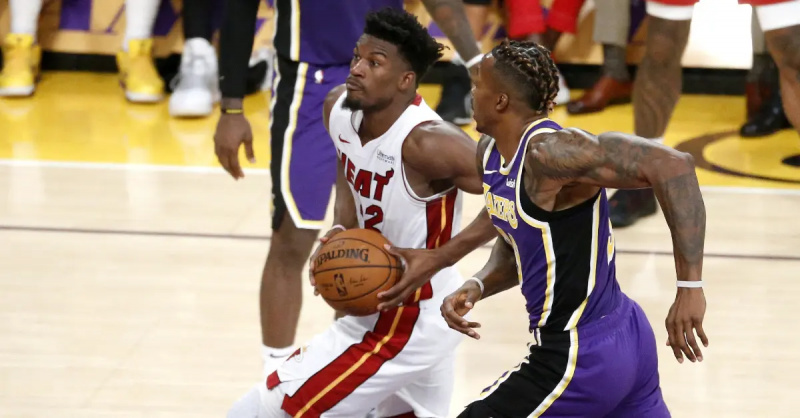 2019 年 11 月 8 日热火队与湖人队的比赛中,吉米·巴特勒 (Jimmy Butler) 突破德怀特·霍华德 (Dwight Howard)。