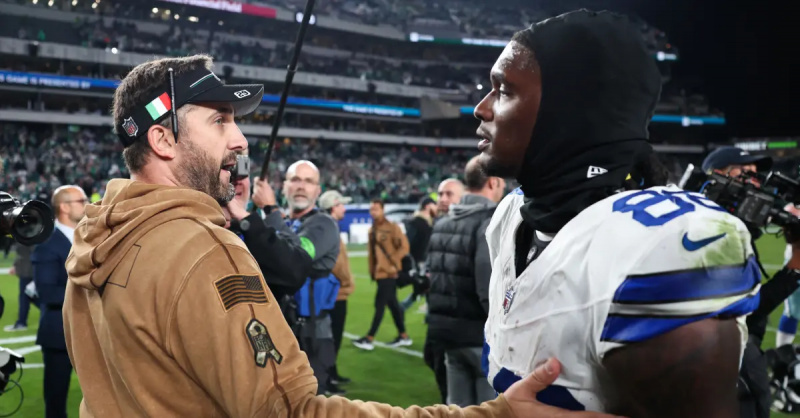 O técnico do Philadelphia Eagles, Nick Sirianni, ostenta um decalque da bandeira italiana em seu visor.