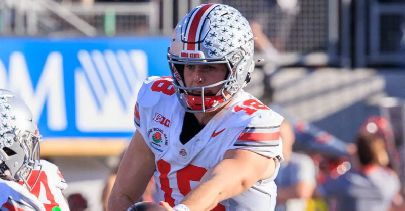 Ohio State hjälm täckt av klistermärken